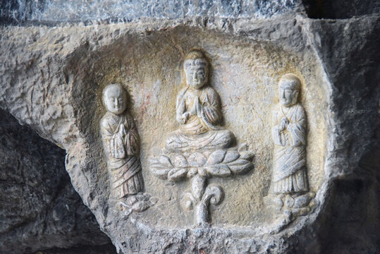 桂林疊彩山石刻石雕佛像