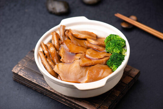 鮑汁百靈菇鵝掌