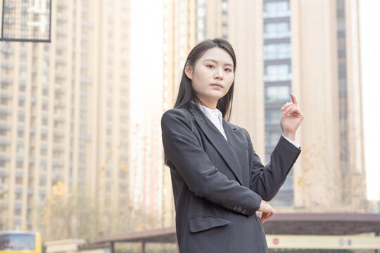 建筑前的西裝女性