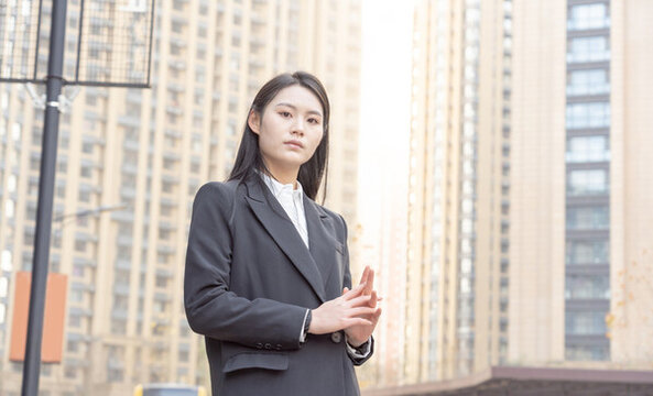 建筑前的西裝女性