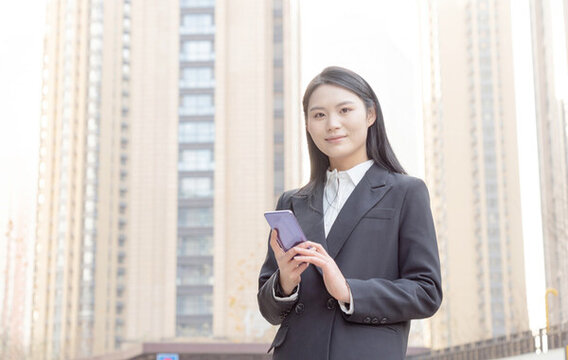 街頭西裝女性使用手機