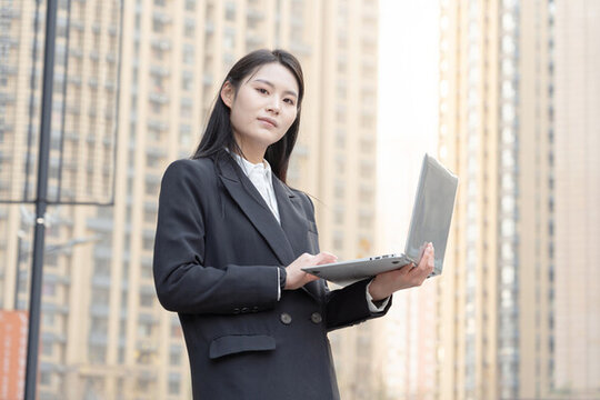 戶外辦公的商務(wù)青年女性