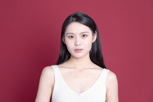 紅背景前女性肖像