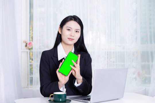 展示手機(jī)的的西裝女性