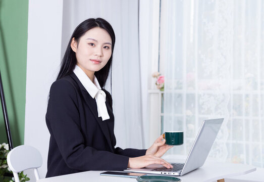 室內(nèi)辦公的中國(guó)女性