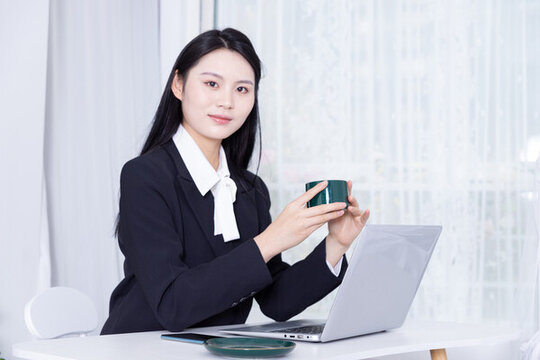 使用電腦的西裝女性