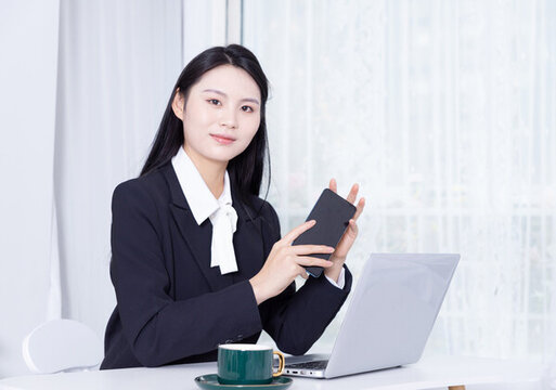 電腦前的西裝中國(guó)女性