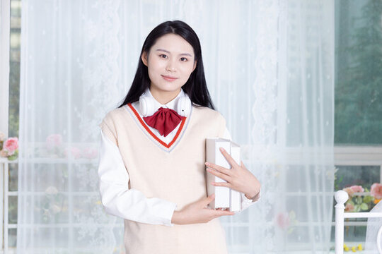 手持課本的中國女學生