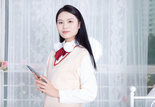 使用手機的中國女學生