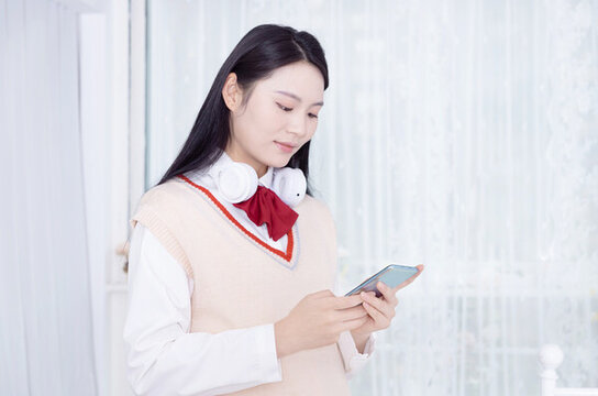 使用手機(jī)的中國女學(xué)生