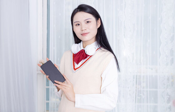 展示手機屏幕的女學生