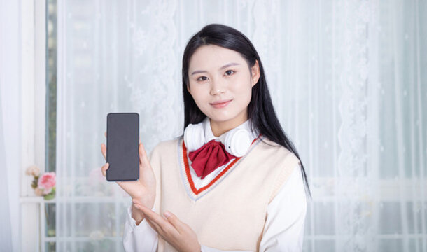 展示手機屏幕的女學生