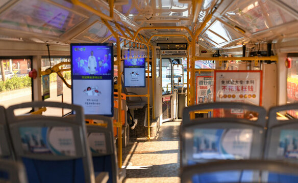 空蕩蕩的公交車