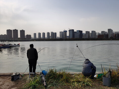 河邊釣魚人