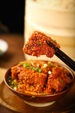 筷子上夾著粉蒸肉