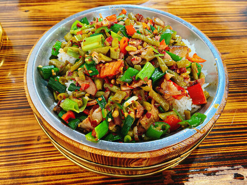 臘肉炒酸豆角木桶飯小吃