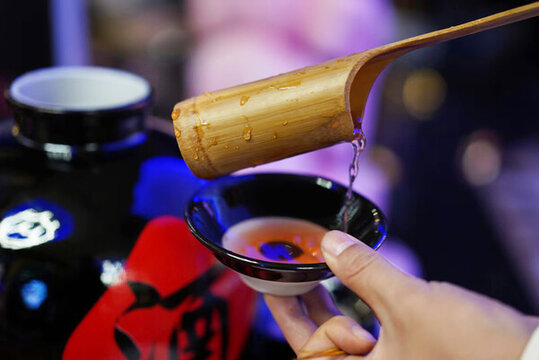 老式酒壇倒酒