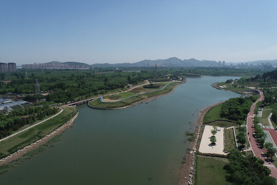 城市中央公園河道航拍圖