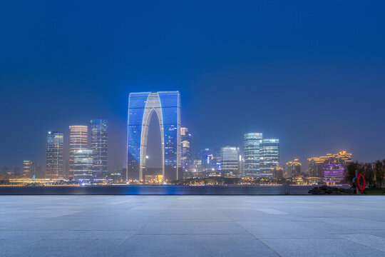地磚地面和金融區(qū)建筑夜景