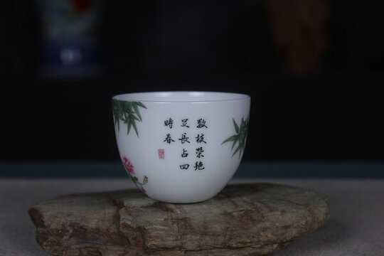 雍正琺瑯彩月季綠竹詩(shī)意小杯