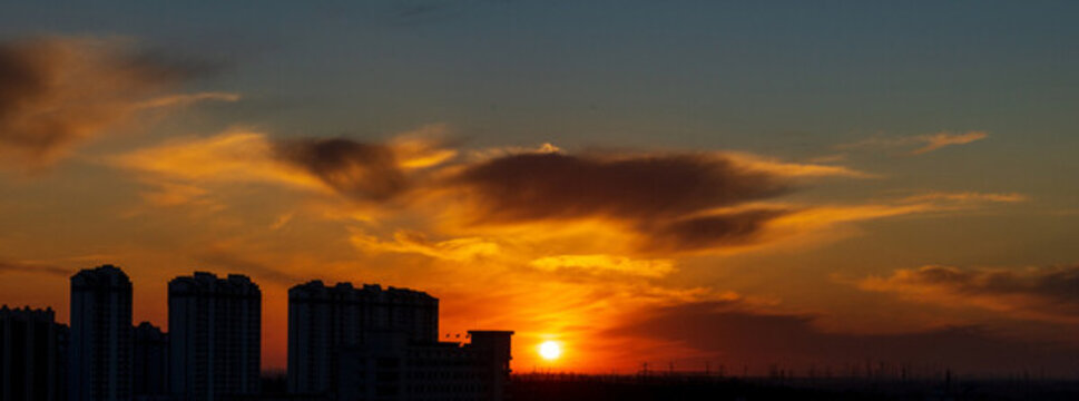 夕陽下的云與建筑的剪影