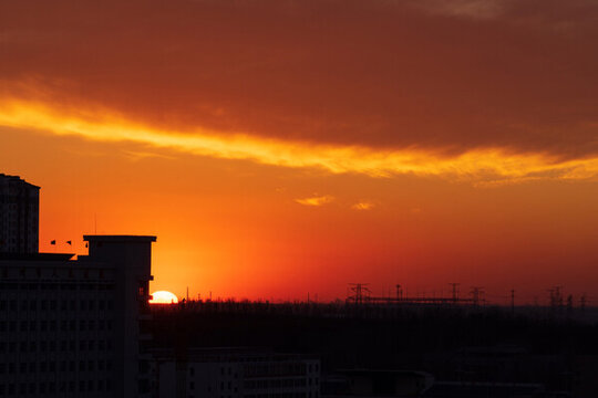 夕陽下的云與建筑的剪影