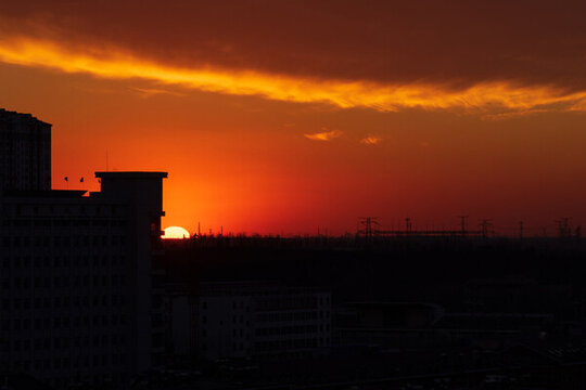 夕陽下的云與建筑的剪影