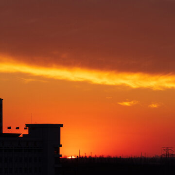 夕陽下的云與建筑的剪影