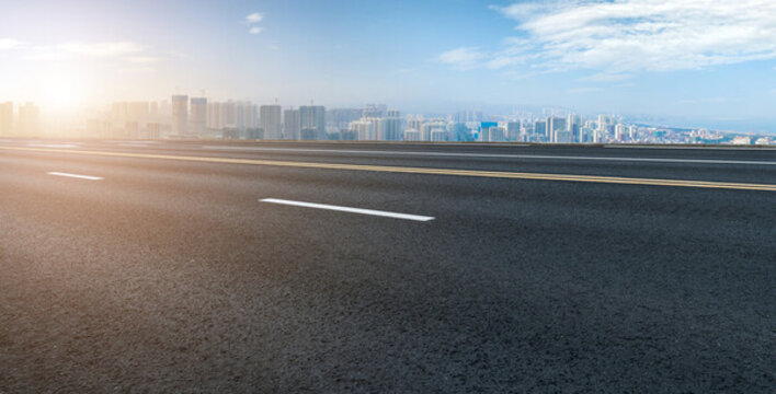 公路行車道和現(xiàn)代建筑
