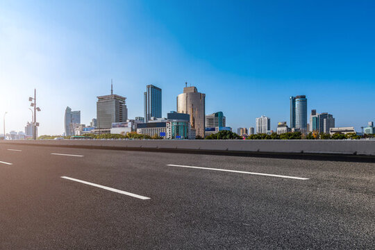 公路行車道和金融區(qū)建筑