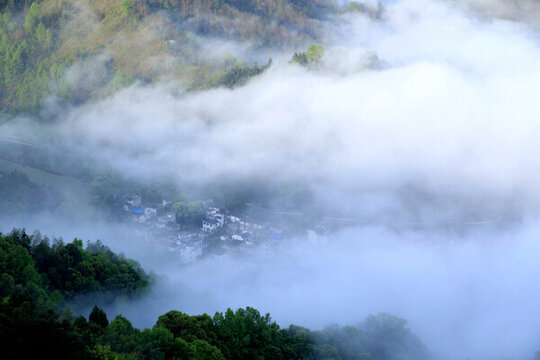 俯瞰濃霧山村