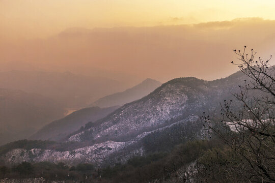夕陽(yáng)映襯下的雞公山雪景