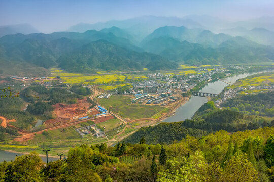齊云山遠(yuǎn)眺齊云鎮(zhèn)與橫江