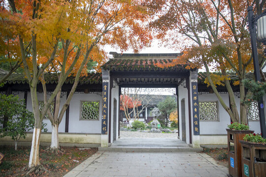 秋天紅葉古宅大門(mén)