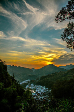 婺源長(zhǎng)溪村的夕照豎拍