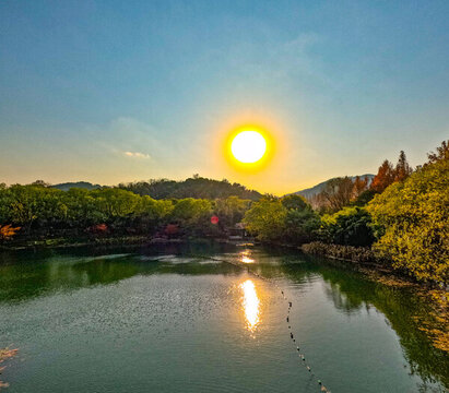 夕陽(yáng)湖面倒映