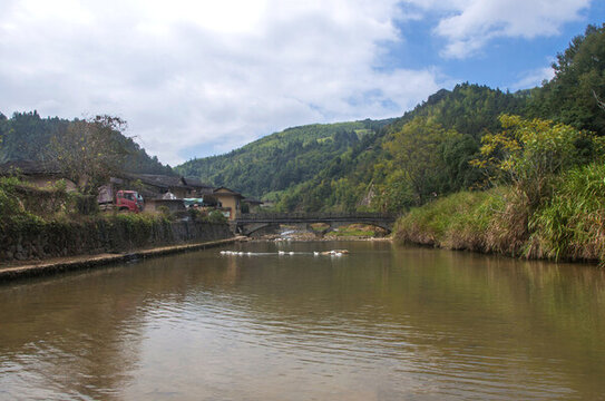 鄉(xiāng)村小溪流