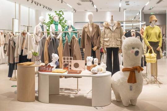 時(shí)尚女裝冬裝專賣店陳列設(shè)計(jì)