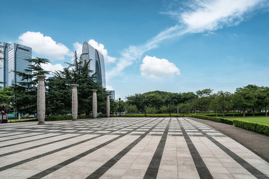 廣場(chǎng)磚地面和現(xiàn)代建筑