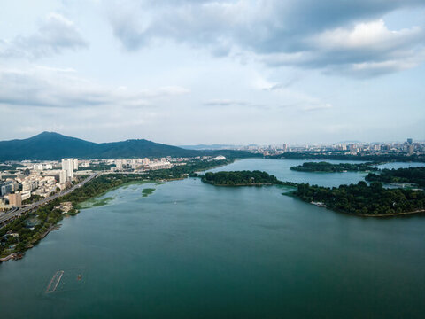 航拍南京玄武湖畔城市景觀