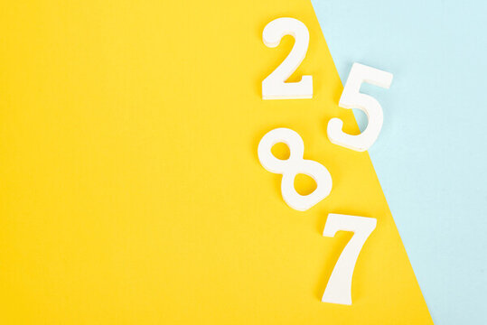 2587數(shù)字黃藍(lán)拼色背景