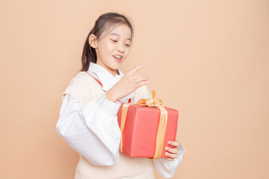 打開禮物盒的小女孩