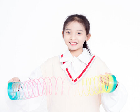 玩兒童玩具的小女孩
