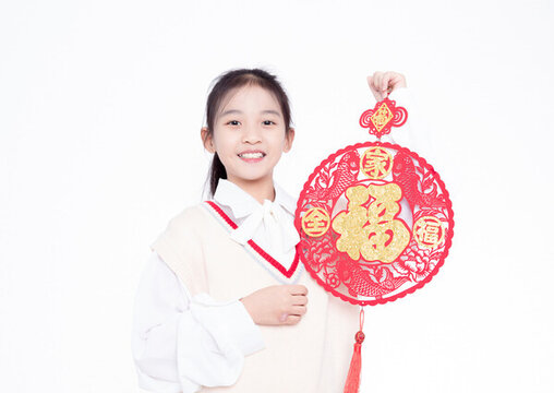 手持福字的小女孩