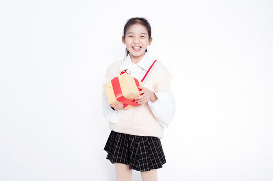 抱著禮物盒的小女孩