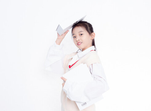 頭頂書本的小學(xué)生女孩