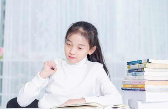 想象力的小女孩空中寫字