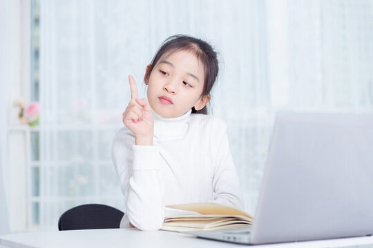 靈光一閃手勢的小女孩