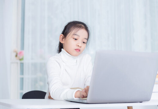 使用電腦的小女孩