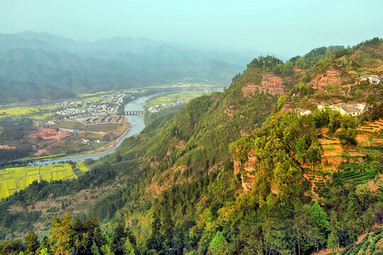 齊云山俯瞰齊云鎮(zhèn)與橫江
